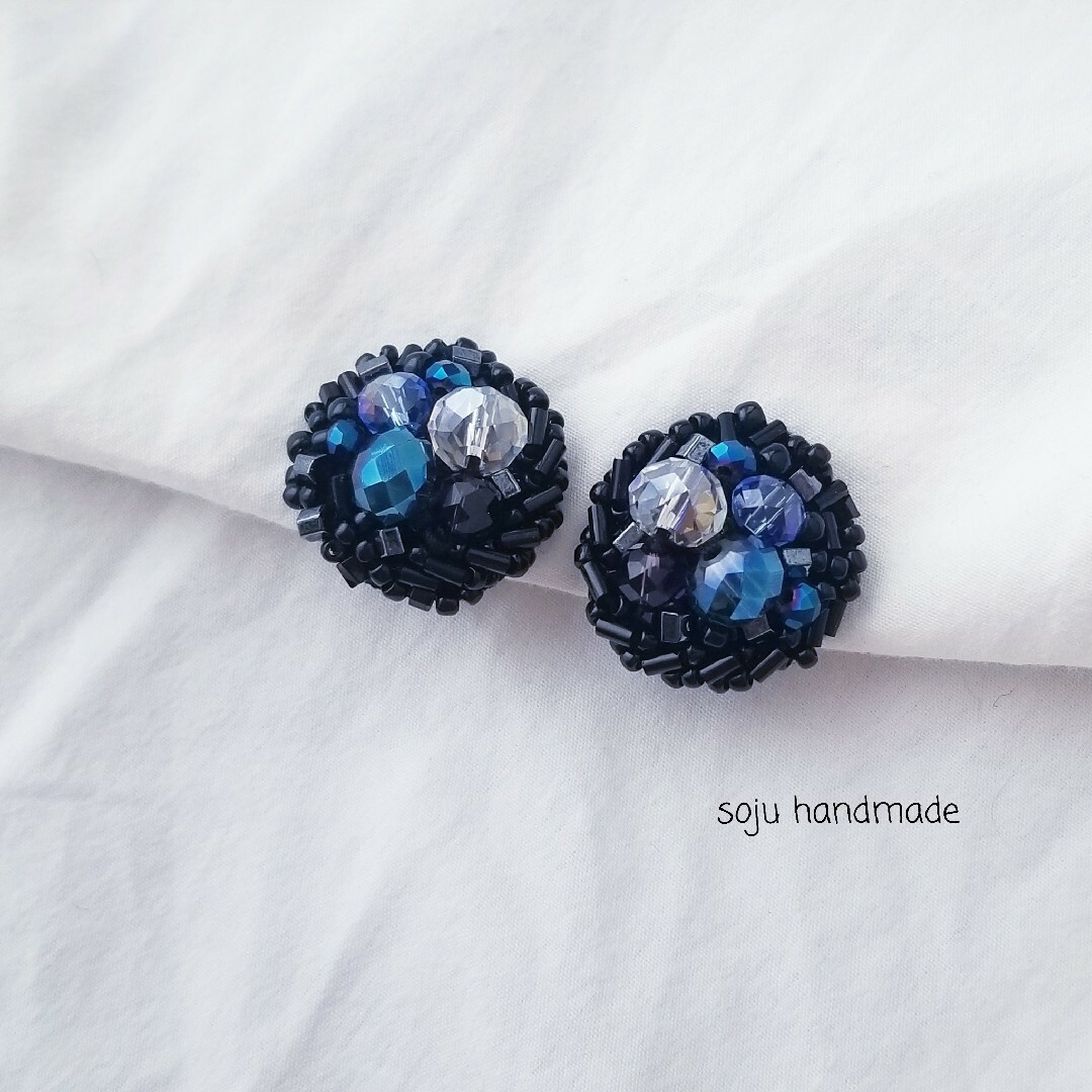 ブルー×ブラックイヤリング　ビーズ刺繍　イヤリング ハンドメイドのアクセサリー(イヤリング)の商品写真