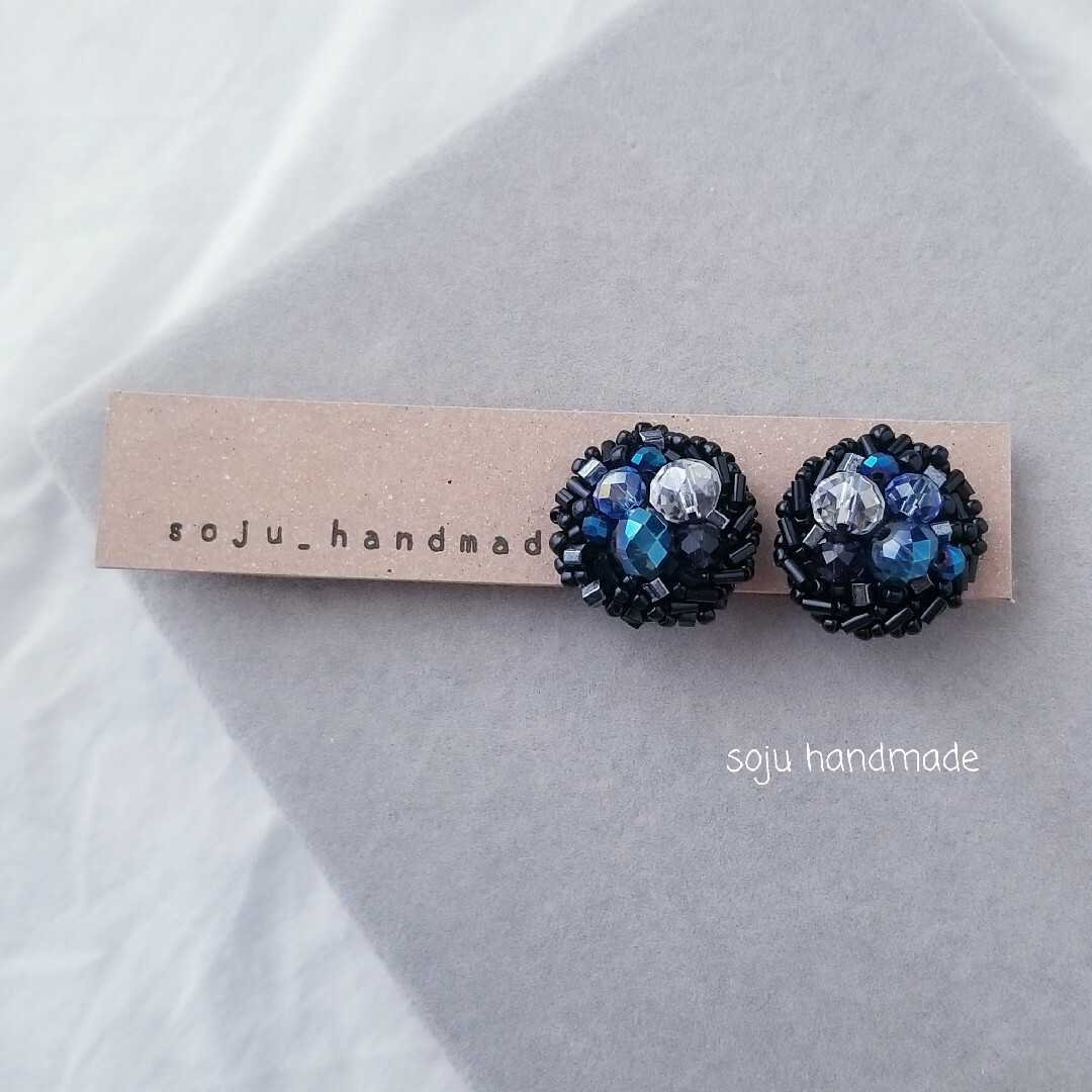 ブルー×ブラックイヤリング　ビーズ刺繍　イヤリング ハンドメイドのアクセサリー(イヤリング)の商品写真