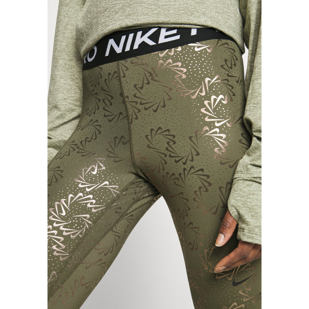 NIKE(ナイキ)の新品《M》ナイキプロ アイコンクラッシュ ランニングタイツ ロゴ カーキゴールド レディースのレッグウェア(レギンス/スパッツ)の商品写真