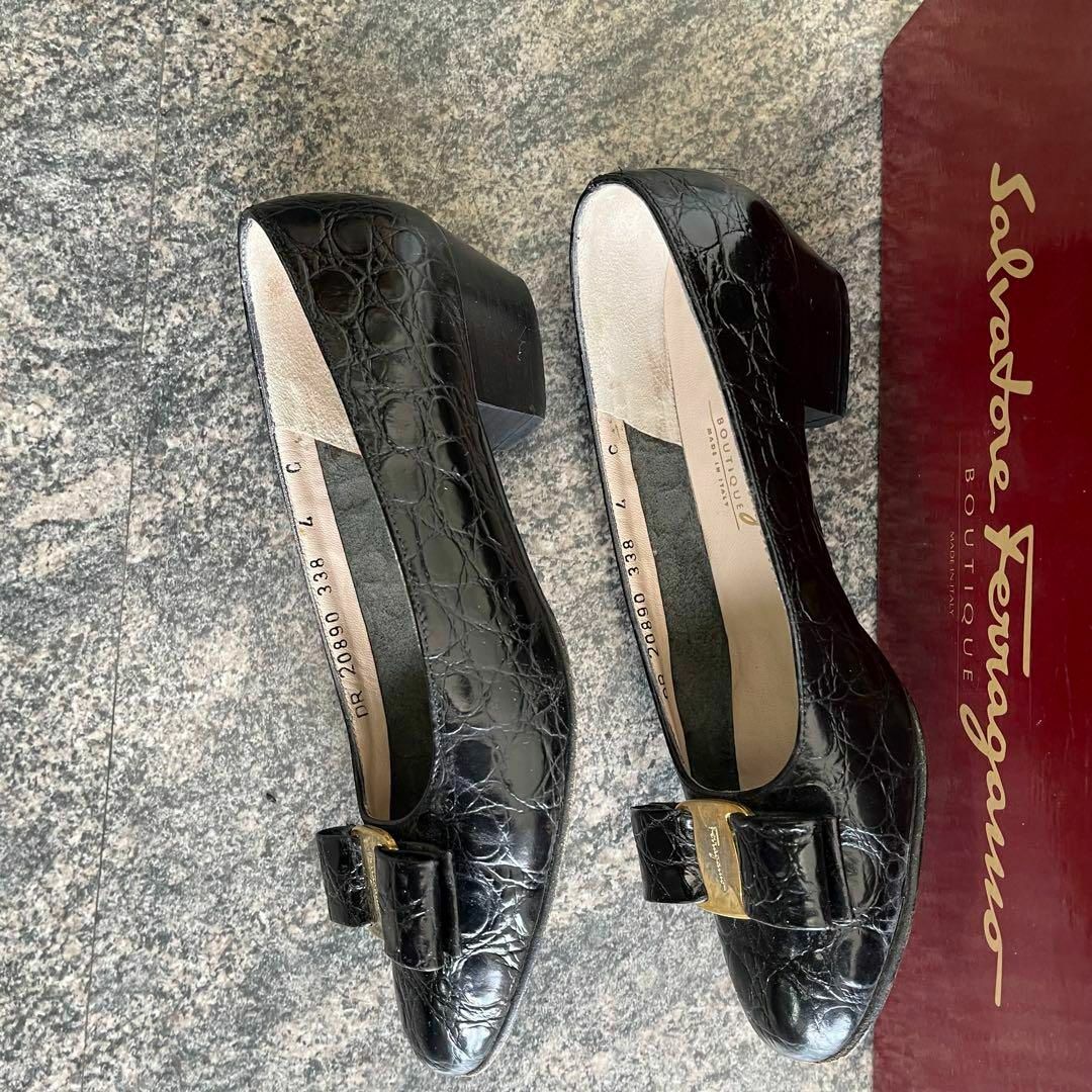 Salvatore Ferragamo(サルヴァトーレフェラガモ)のフェラガモ ヴァラパンプス黒クロコ4C日本サイズで21.5cm前後 レディースの靴/シューズ(ハイヒール/パンプス)の商品写真