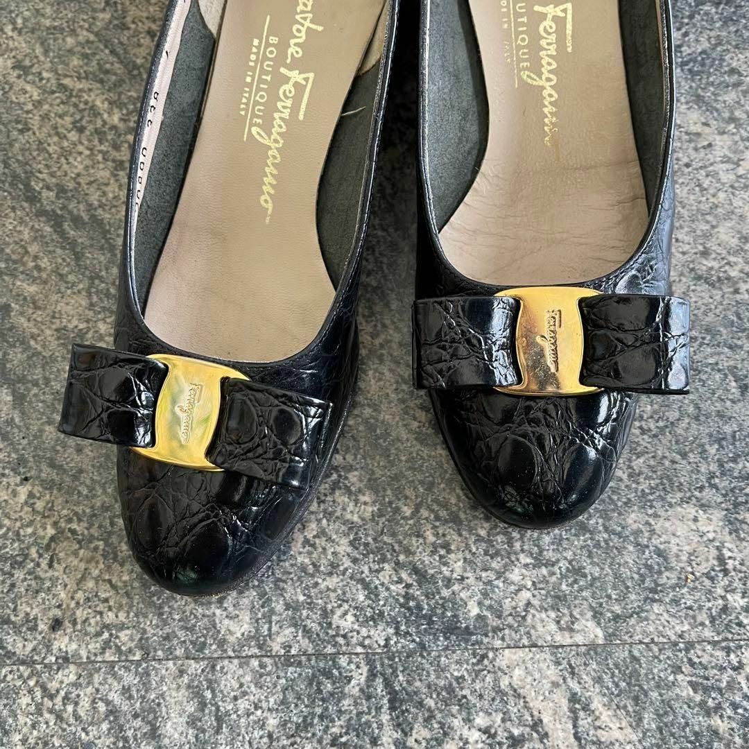 Salvatore Ferragamo(サルヴァトーレフェラガモ)のフェラガモ ヴァラパンプス黒クロコ4C日本サイズで21.5cm前後 レディースの靴/シューズ(ハイヒール/パンプス)の商品写真