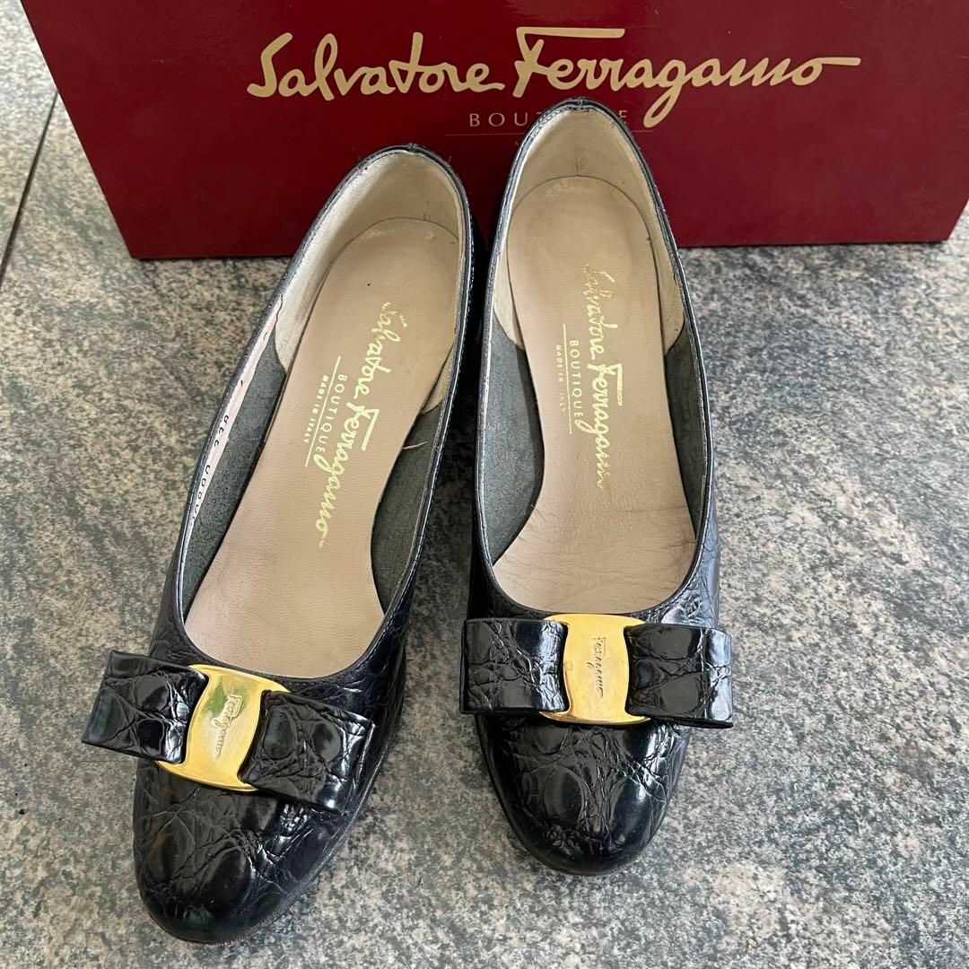 Salvatore Ferragamo(サルヴァトーレフェラガモ)のフェラガモ ヴァラパンプス黒クロコ4C日本サイズで21.5cm前後 レディースの靴/シューズ(ハイヒール/パンプス)の商品写真