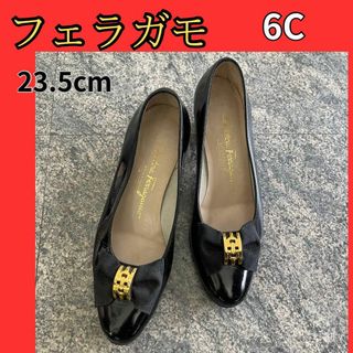 サルヴァトーレフェラガモ(Salvatore Ferragamo)のフェラガモ パンプス 黒 エナメル6C約23.5cmブラック(ハイヒール/パンプス)