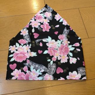 セール！ハンドメイド　子供用三角巾　花柄　黒(キッチン小物)