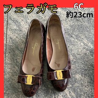 サルヴァトーレフェラガモ(Salvatore Ferragamo)のフェラガモ ヴァラパンプス 焦茶6C日本サイズ約23cm(ハイヒール/パンプス)