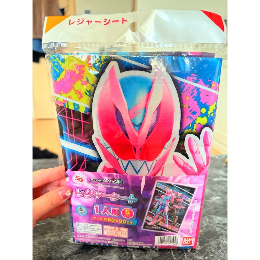 BANDAI(バンダイ)の仮面ライダーリバイス★レジャーシート インテリア/住まい/日用品のキッチン/食器(弁当用品)の商品写真