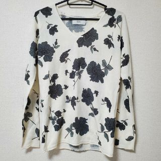 アズールバイマウジー(AZUL by moussy)のアズールバイマウジー　フラワー柄薄手ニットトップス　ホワイト(カットソー(長袖/七分))