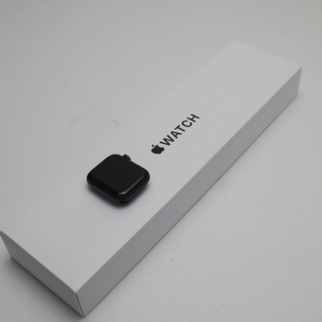 Apple(アップル)の新品 Apple Watch SE GPS 40mm  スペースグレイ M111 スマホ/家電/カメラのスマホ/家電/カメラ その他(その他)の商品写真