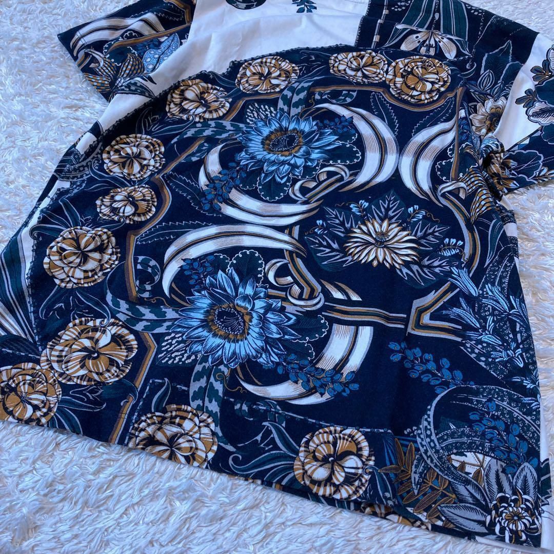 Salvatore Ferragamo(サルヴァトーレフェラガモ)のFerragamo 花柄 Tシャツ ネイビー系 MからL程度 レディースのトップス(Tシャツ(半袖/袖なし))の商品写真