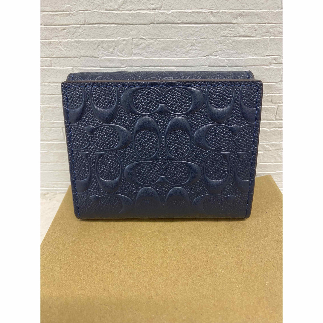 COACH(コーチ)の[新品未使用]✨COACHシグネチャーエンボス二つ折り財布✨ミニ財布 レディースのファッション小物(財布)の商品写真