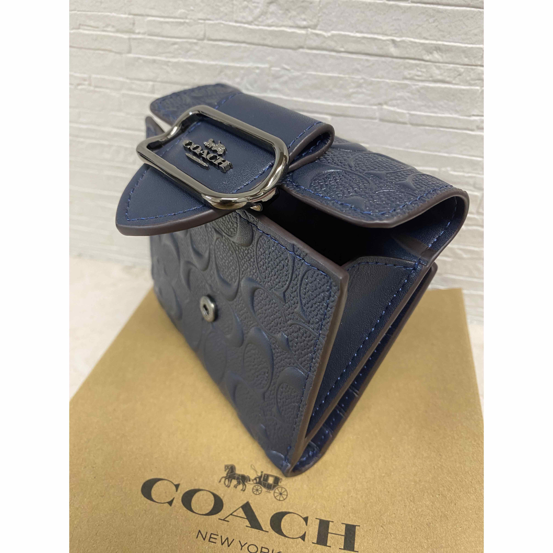 COACH(コーチ)の[新品未使用]✨COACHシグネチャーエンボス二つ折り財布✨ミニ財布 レディースのファッション小物(財布)の商品写真