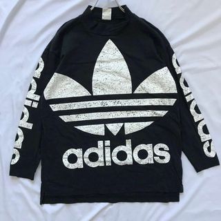 アディダス(adidas)のadidasモックネックロングTシャツ 全体BIGロゴ トレフィル(Tシャツ/カットソー(七分/長袖))