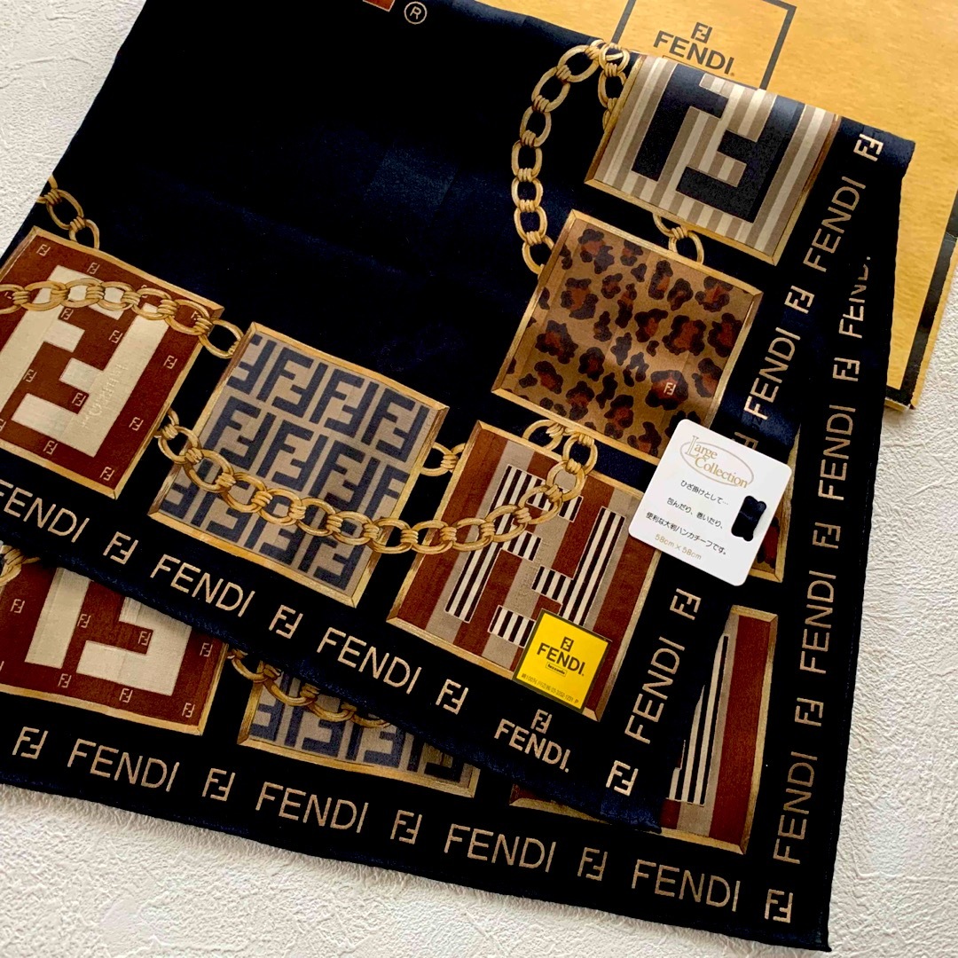 FENDI(フェンディ)のFENDI★フェンディ★大判ハンカチV ★新品未使用 レディースのファッション小物(ハンカチ)の商品写真