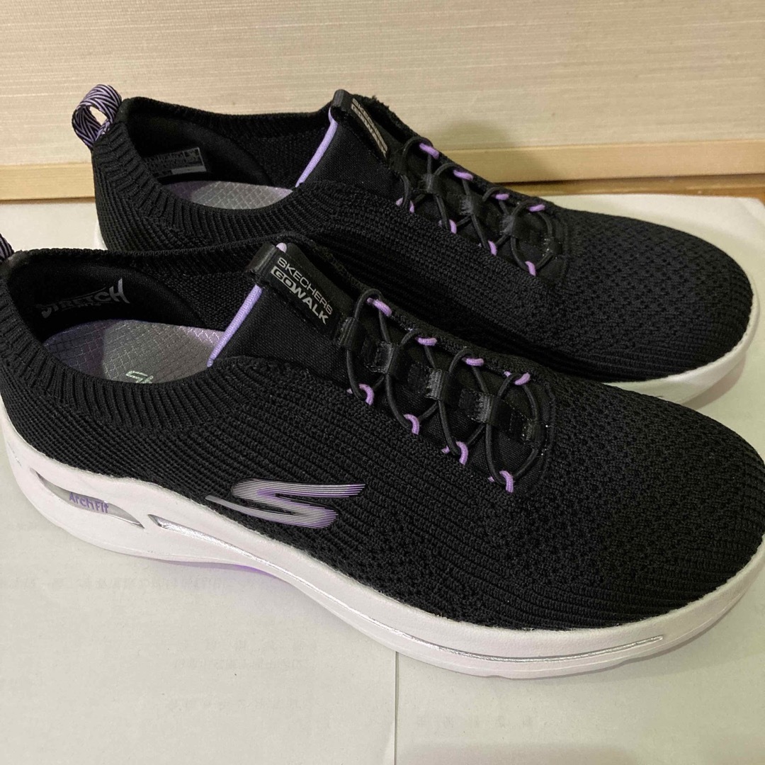 SKECHERS(スケッチャーズ)の⭐️美品⭐️スケッチャーズ アーチフィット 黒×ラベンダー  24.5cm レディースの靴/シューズ(スニーカー)の商品写真