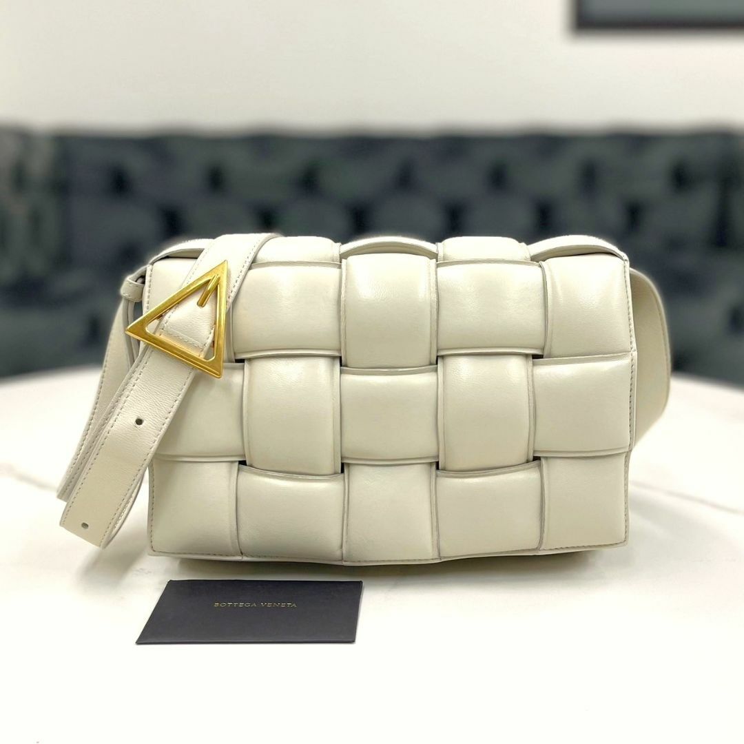 美品☆ ボッテガヴェネタ パデッドカセット レザー アイボリー ショルダーバッグ | フリマアプリ ラクマ 美品☆ ボッテガヴェネタ パデッドカセット レザー アイボリー ショルダーバッグ | フリマアプリ ラクマ