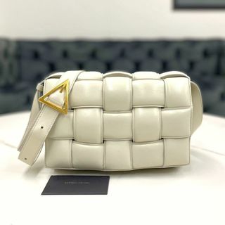 ボッテガヴェネタ(Bottega Veneta)の美品☆　ボッテガヴェネタ　パデッドカセット　レザー　アイボリー　ショルダーバッグ(ショルダーバッグ)