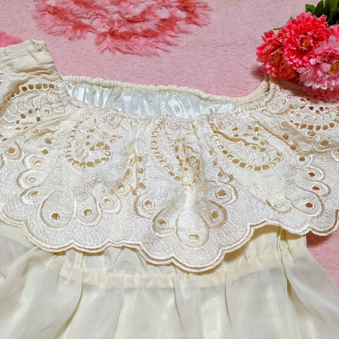 LIZ LISA(リズリサ)のリズリサ♥ベージュ♥フリル♥ゴージャス♥光沢♥花柄♥刺繍入り♥お洋服 レディースのトップス(チュニック)の商品写真