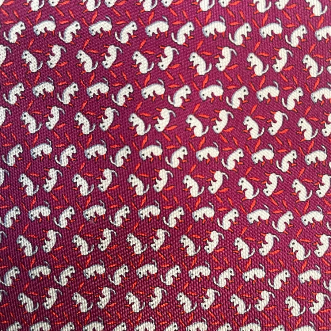 Ferragamo(フェラガモ)の【美品】Ferragamo　フェラガモ　赤　動物　マウス柄　高級シルク メンズのファッション小物(ネクタイ)の商品写真