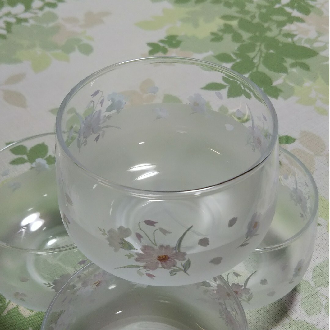 ガラス 冷茶器 湯飲み５個 インテリア/住まい/日用品のキッチン/食器(グラス/カップ)の商品写真