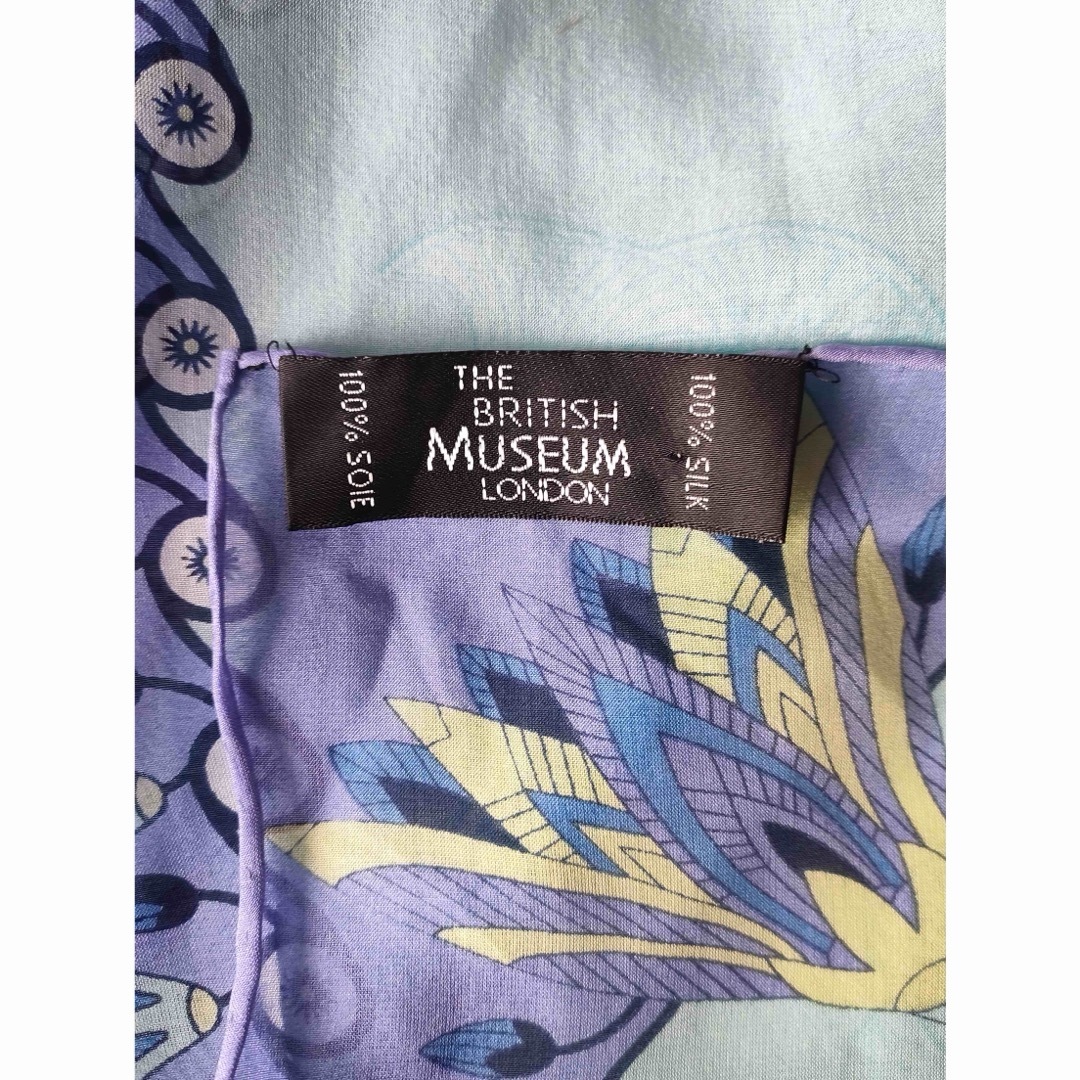 Santa Monica(サンタモニカ)の大英博物館  BRITISH MUSEUM シルク　ブルー　スカーフ レディースのファッション小物(バンダナ/スカーフ)の商品写真