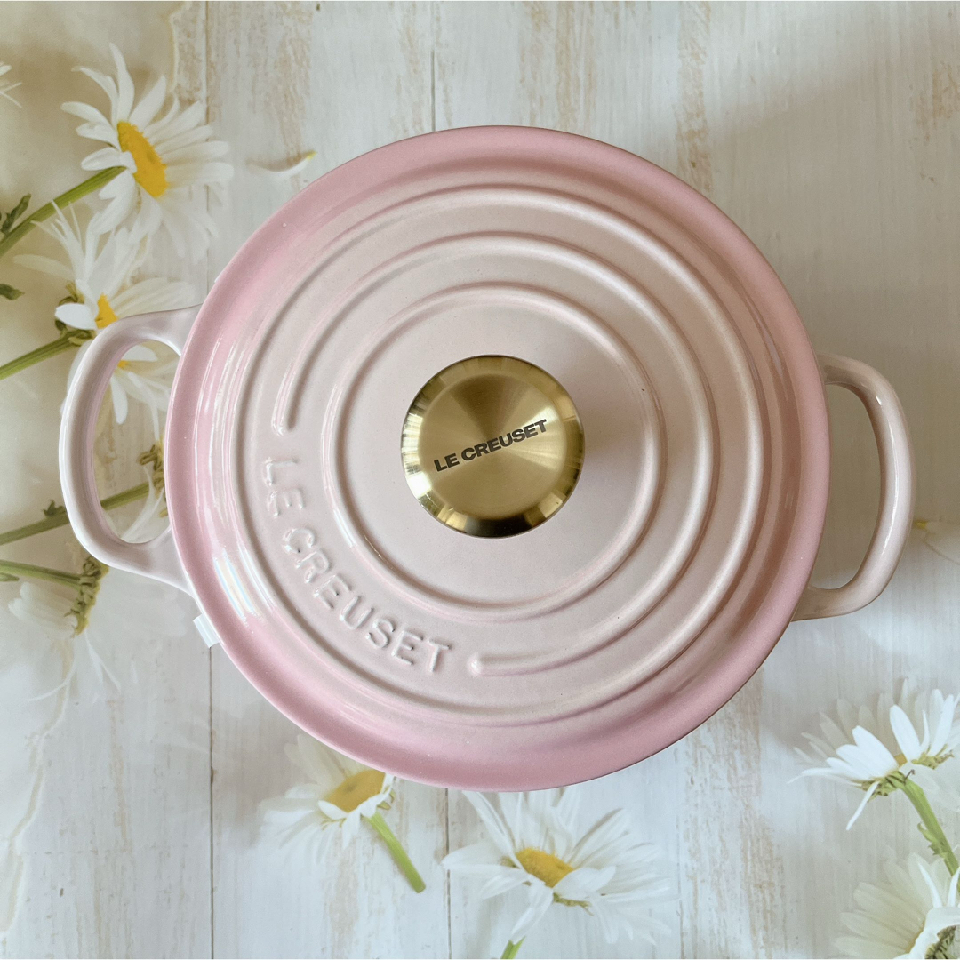 LE CREUSET(ルクルーゼ)の♡ルクルーゼ　ココットロンド  シェルピンク　18cm ライトゴールドつまみ　鍋 インテリア/住まい/日用品のキッチン/食器(鍋/フライパン)の商品写真