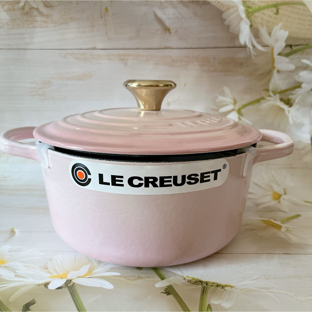 LE CREUSET(ルクルーゼ)の♡ルクルーゼ　ココットロンド  シェルピンク　18cm ライトゴールドつまみ　鍋 インテリア/住まい/日用品のキッチン/食器(鍋/フライパン)の商品写真