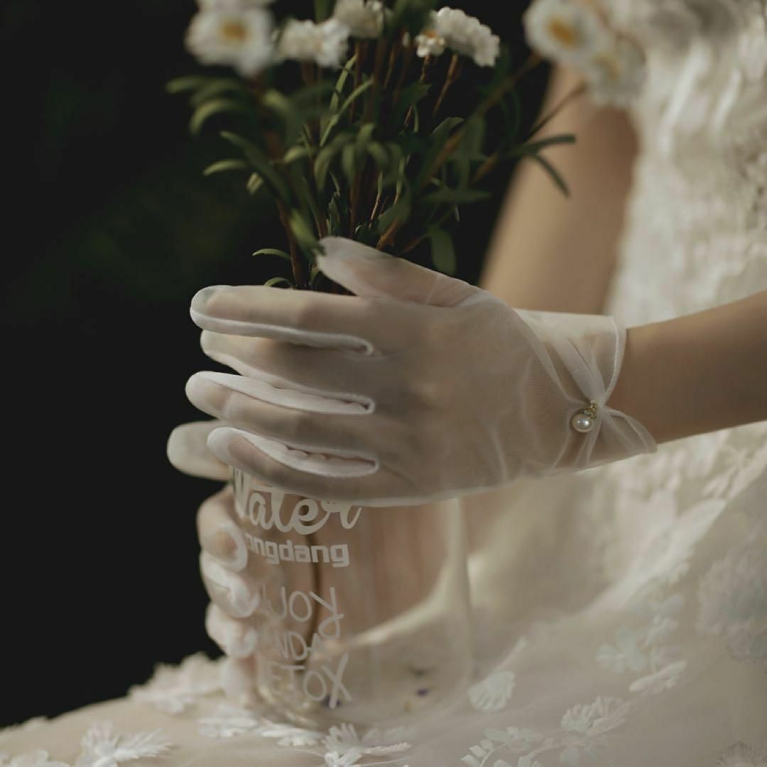 ウェディンググローブ 白 サテン フリーサイズ ブライダル パール  結婚しき レディースのフォーマル/ドレス(ウェディングドレス)の商品写真