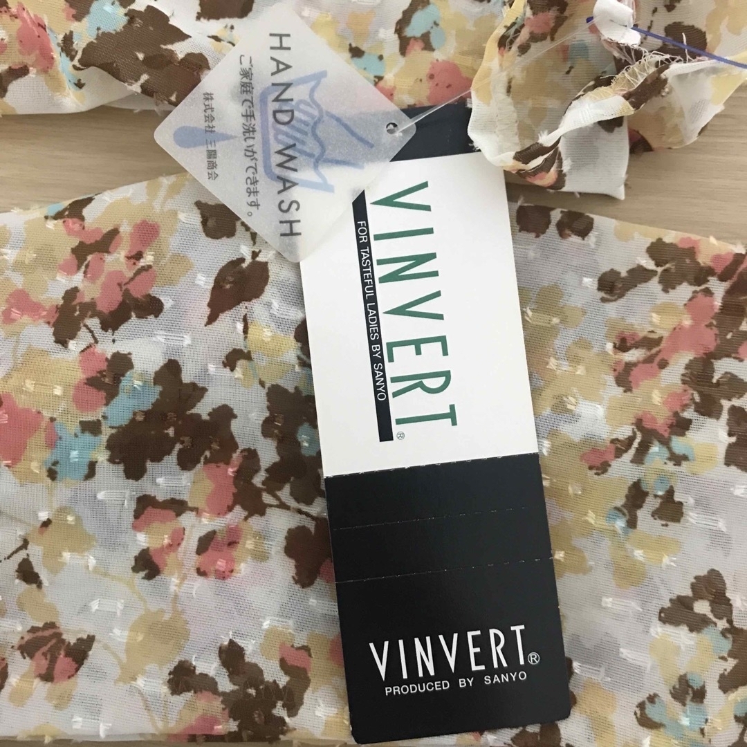 VINVERT(バンベール)の未使用タグ付き　バンベール VINVERT レディース　花柄　大きめサイズ13 レディースのトップス(シャツ/ブラウス(長袖/七分))の商品写真