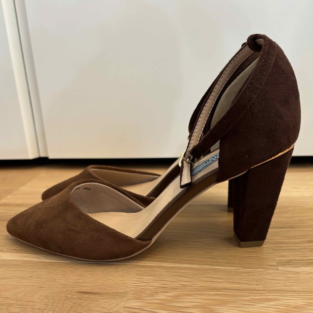 EVOL(イーボル)のEVOL イーボル　ベルト付きパンプス レディースの靴/シューズ(ハイヒール/パンプス)の商品写真