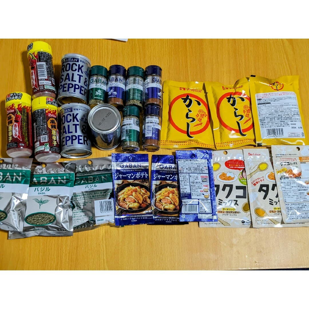 使いやすい8種32個◆ハウス食品◆スパイスおまとめ◆詰め合わせ 食品/飲料/酒の食品(調味料)の商品写真