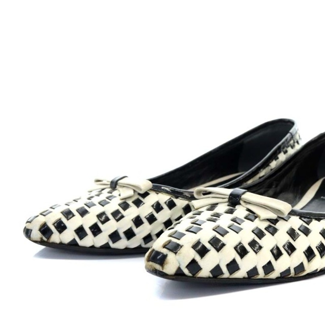 miumiu(ミュウミュウ)のミュウミュウ パンプス フラット ポインテッドトゥ リボンモチーフ 白 黒 レディースの靴/シューズ(ハイヒール/パンプス)の商品写真
