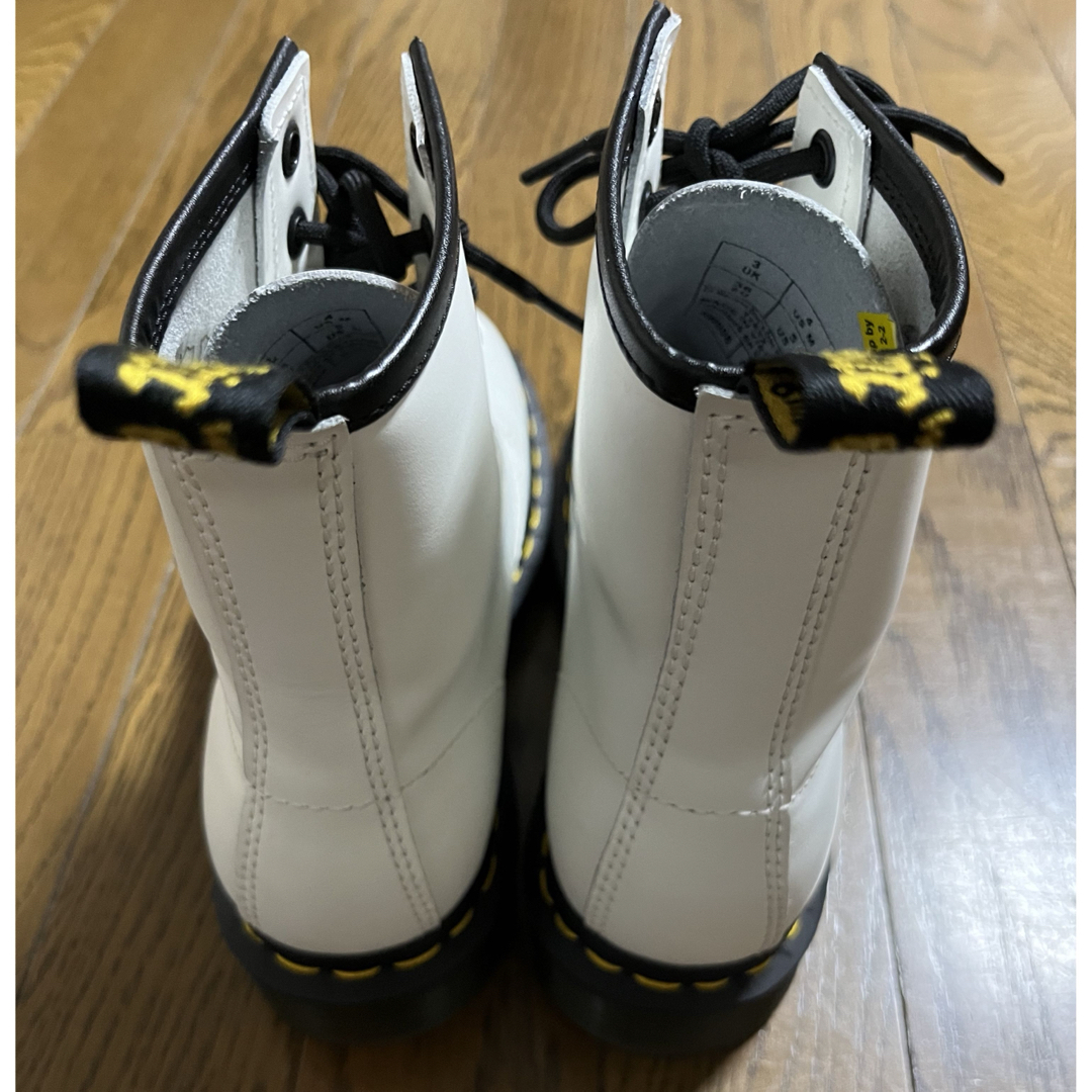 Dr.Martens(ドクターマーチン)のドクターマーチン 1460 8ホールブーツ ホワイト レディースの靴/シューズ(ブーツ)の商品写真