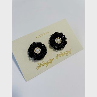 【ハンドメイド】ビーズステッチ フラワー パール ピアス ブラック♪(ピアス)