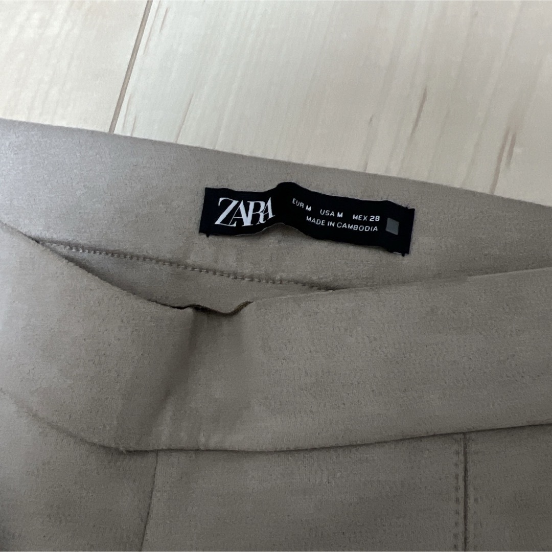 ZARA(ザラ)のZARA フェイクスエード レギンス ベージュ M (9~11 号) レディースのレッグウェア(レギンス/スパッツ)の商品写真