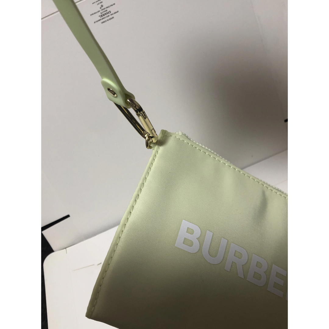 BURBERRY(バーバリー)の新品 バーバリー ポーチ 正規ノベルティ　ポーチ 手持ち付き レディースのファッション小物(ポーチ)の商品写真