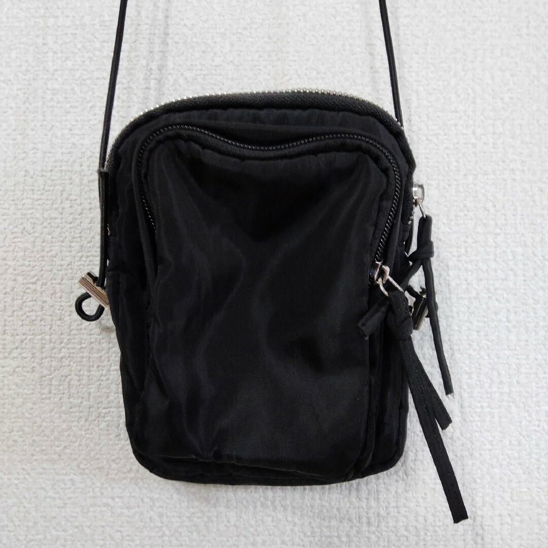3COINS(スリーコインズ)の【スリーコインズ】ミニショルダーバッグ　軽量　旅行　ブラック レディースのバッグ(ショルダーバッグ)の商品写真