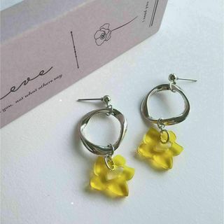 No.９８ ✴︎イエローフラワーとシルバーリングのピアス(ピアス)