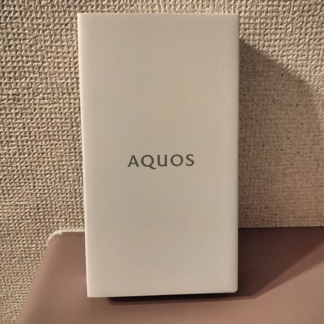 AQUOS(アクオス)のSHARP AQUOS sense6s SH-RM19s 64GB シルバー スマホ/家電/カメラのスマートフォン/携帯電話(スマートフォン本体)の商品写真