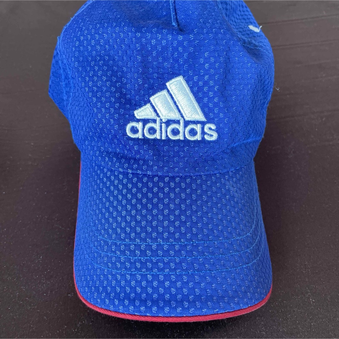 adidas(アディダス)の男の子   子供キッズ　アディダス キャップ帽子  メッシュ　ジュニア　青 キッズ/ベビー/マタニティのこども用ファッション小物(帽子)の商品写真