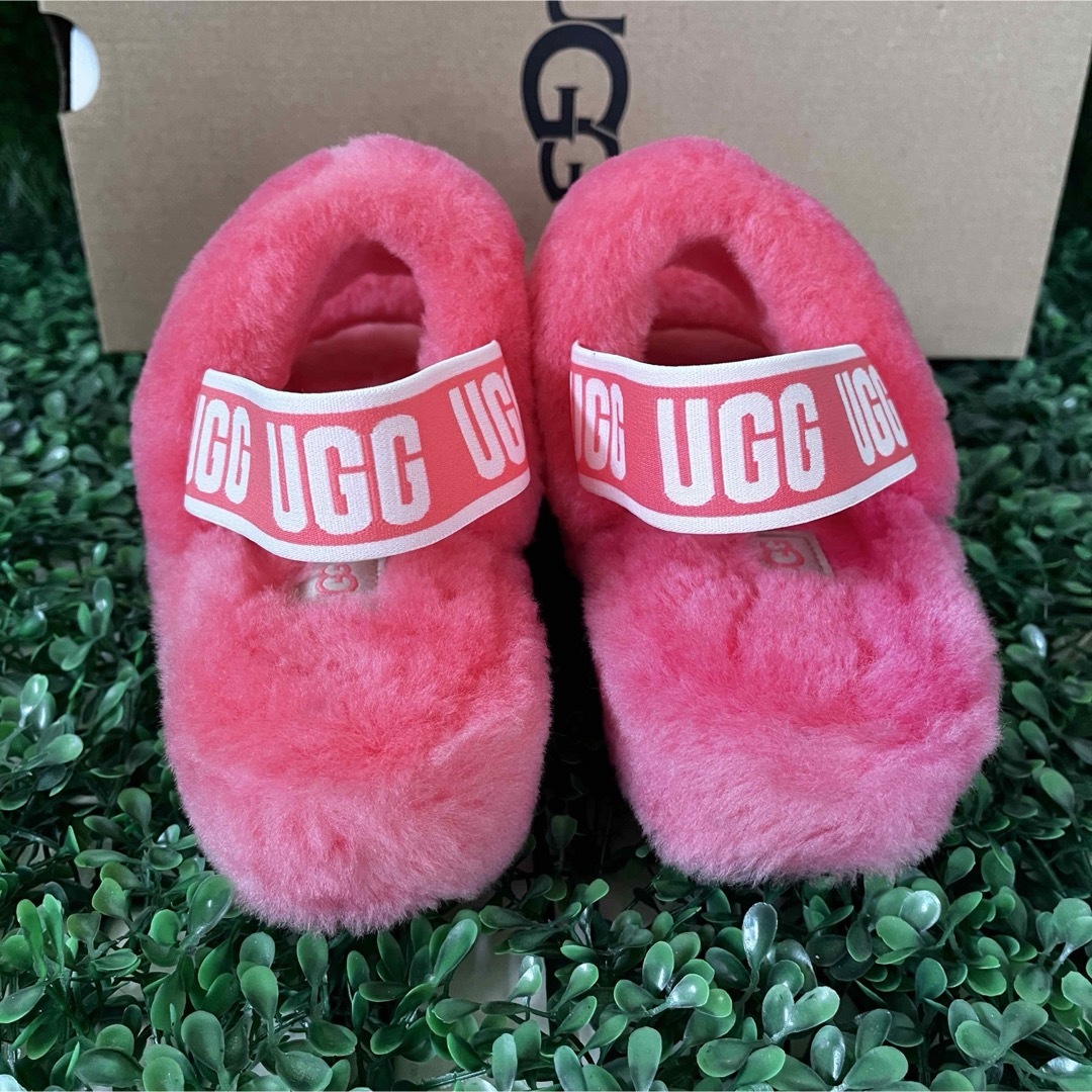 UGG(アグ)のUGG ☆新品☆アグOh Yeah オー イヤー サンダル/ストロベリー ピンク レディースの靴/シューズ(サンダル)の商品写真