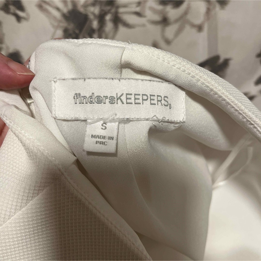 FINDERS KEEPERS(フィンダーズキーパーズ)のfindersKEEPERS ホワイトスカート レディースのスカート(ミニスカート)の商品写真