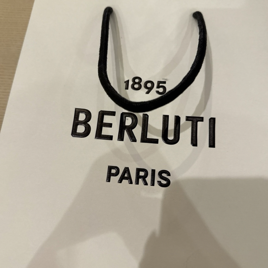 Berluti(ベルルッティ)の美品ベルルッティ　紙袋 レディースのバッグ(ショップ袋)の商品写真