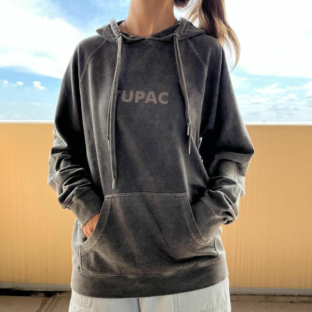 2PAC スウェットパーカ プルオーバー グレーチャコール ビッグプリント M メンズのトップス(パーカー)の商品写真