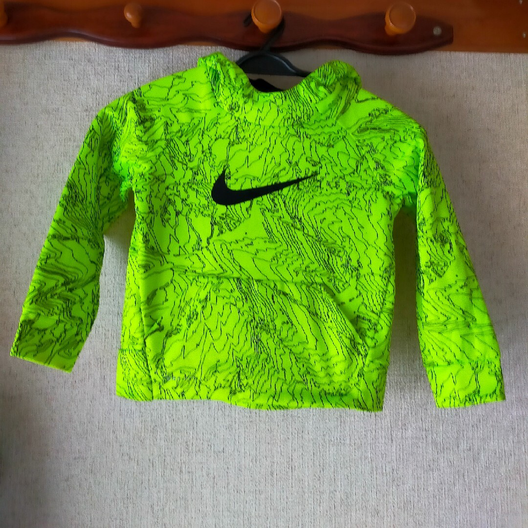 NIKE(ナイキ)のナイキ　裏毛パーカー　蛍光色　ネオンカラー　黄色 キッズ/ベビー/マタニティのキッズ服男の子用(90cm~)(ジャケット/上着)の商品写真