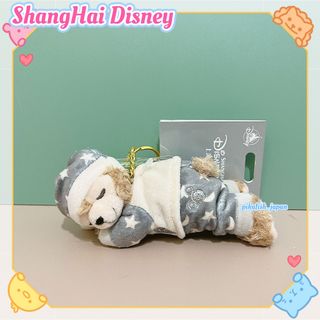 ディズニー(Disney)の【フォロー☆正規品】ダッフィー　おねんねパジャマぬいぐるみキーホルダー　上海(キャラクターグッズ)