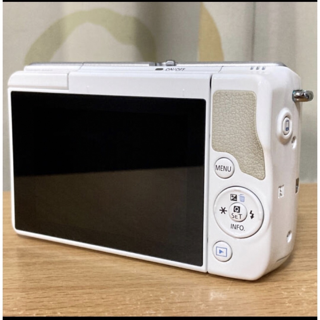 Canon(キヤノン)のEOS M10 ミラーレス一眼 Wi-Fi搭載 標準レンズキット ホワイト スマホ/家電/カメラのカメラ(ミラーレス一眼)の商品写真