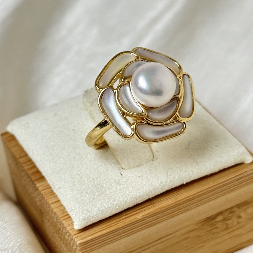 カメリア本真珠8mm 母貝殻　天然パール3点セット　ピアス　リング　ペンダント レディースのアクセサリー(ネックレス)の商品写真