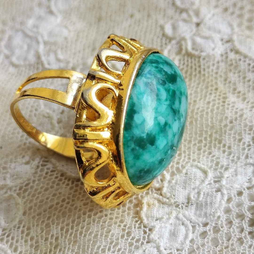 ヴィンテージ 鮮やかグリーン 斑模様 リング 指輪 レディースのアクセサリー(リング(指輪))の商品写真