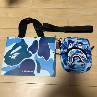 アベイシングエイプ(A BATHING APE)のAPE ABC CAMO SHARK MINI BAG ブルー aape(トートバッグ)