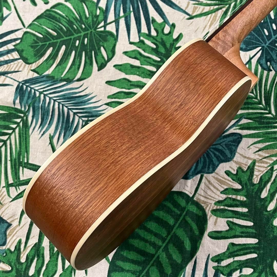 ハートが可愛いマホガニー材のエレキ・ソプラノウクレレ【ukulele】 楽器のウクレレ(ソプラノウクレレ)の商品写真